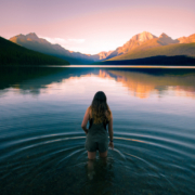 Žena ve vodě dělá vlny